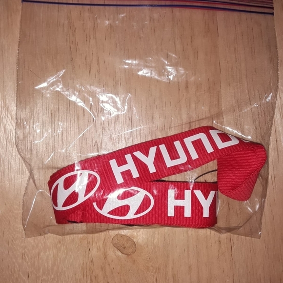New Hyundai Red Logo Lanyard & Vaccine Card Holder - Picture 4 of 8